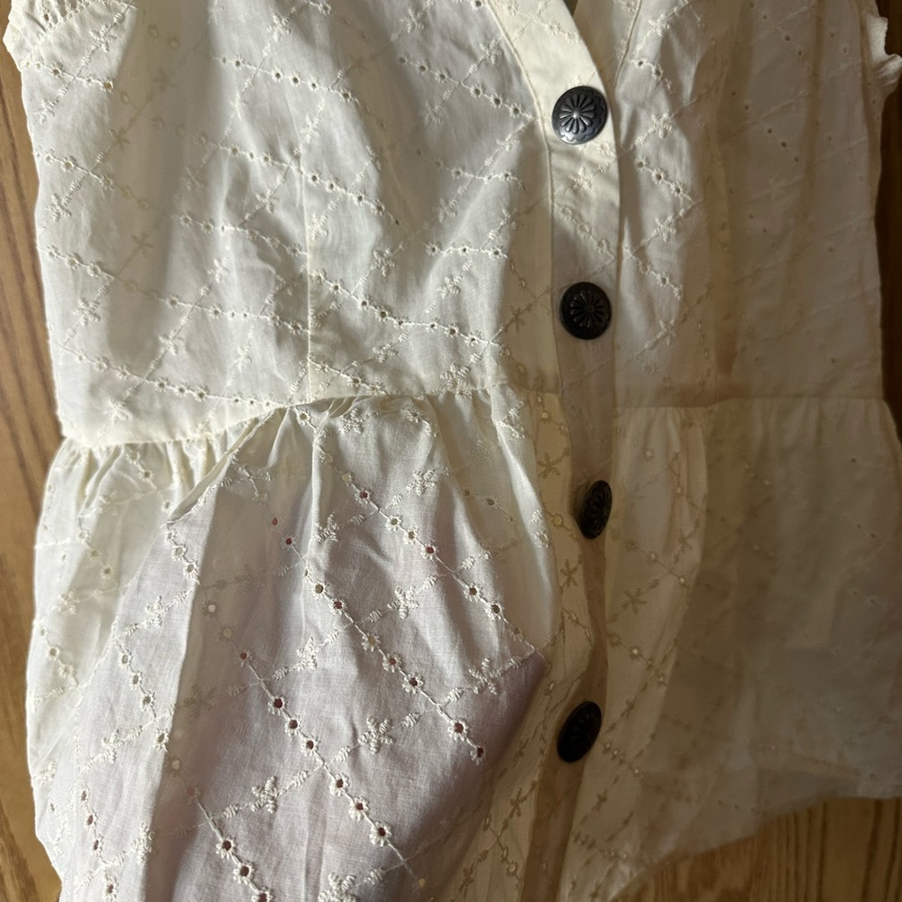 CRUEL GIRL WOMEN'S EYELET SLEEVELESS BUTTON-DOWN BLOUSE **NWT** - Picture 5 of 7